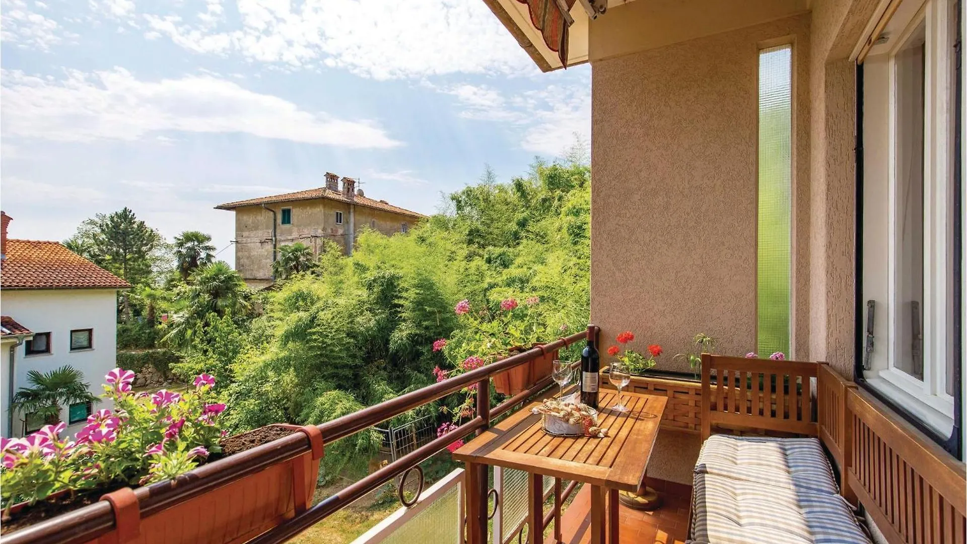 3 Bedroom Stunning Apartment In Lovran